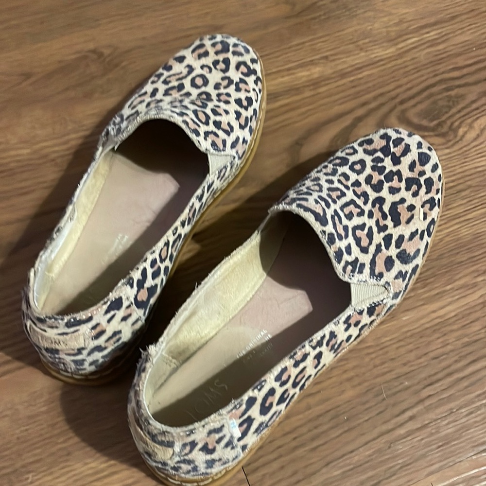 TOMS leopard print slide-on platform flats/sneakers
